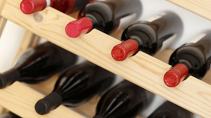 Российский винодел рассказал, какое вино лучше всего пить в жару