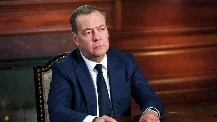 Медведев оценил инвестиции в развитие связи в новых регионах и Крыму