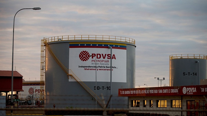 Минфин США разрешил сделки с венесуэльской PdVSA для поставок нефти