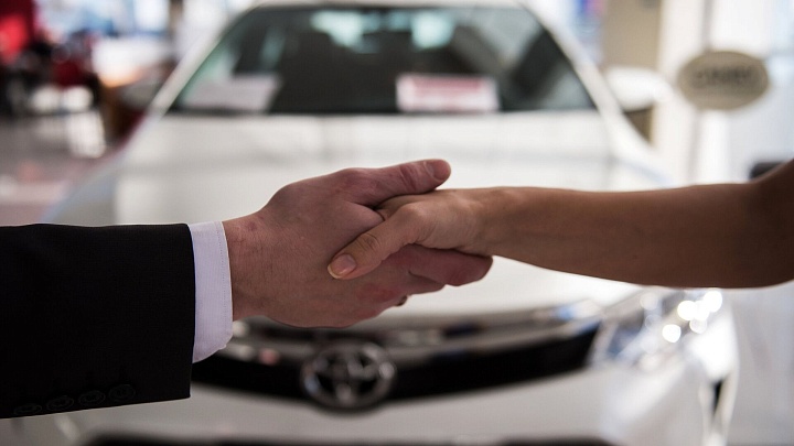 Россияне в ноябре резко сократили расходы на новые легковушки